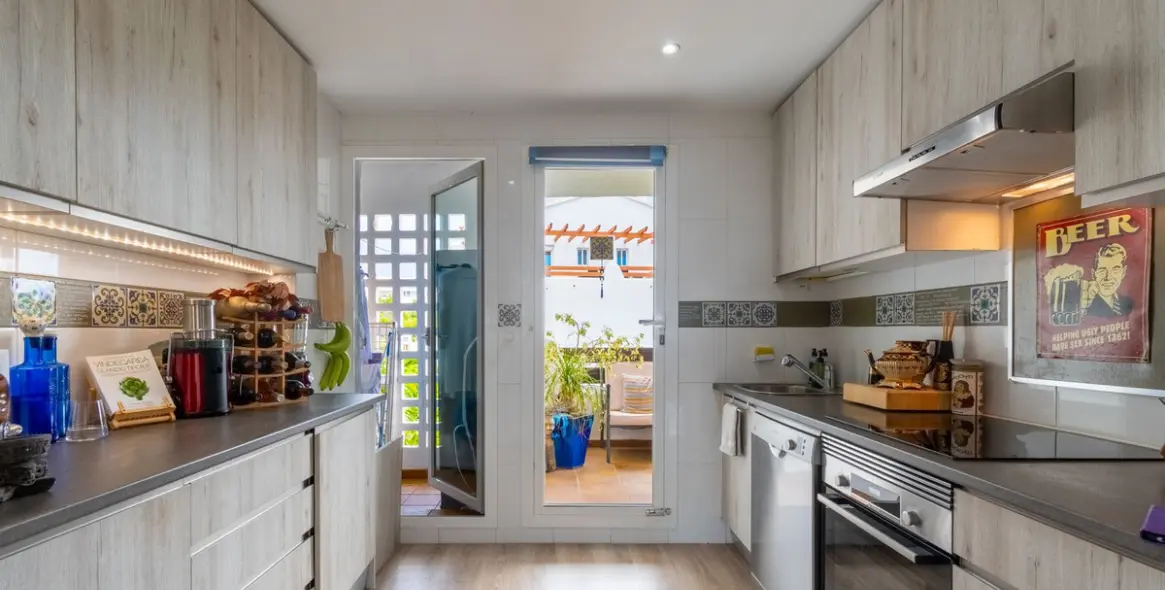 Venta de apartamento en planta media en Estepona 16