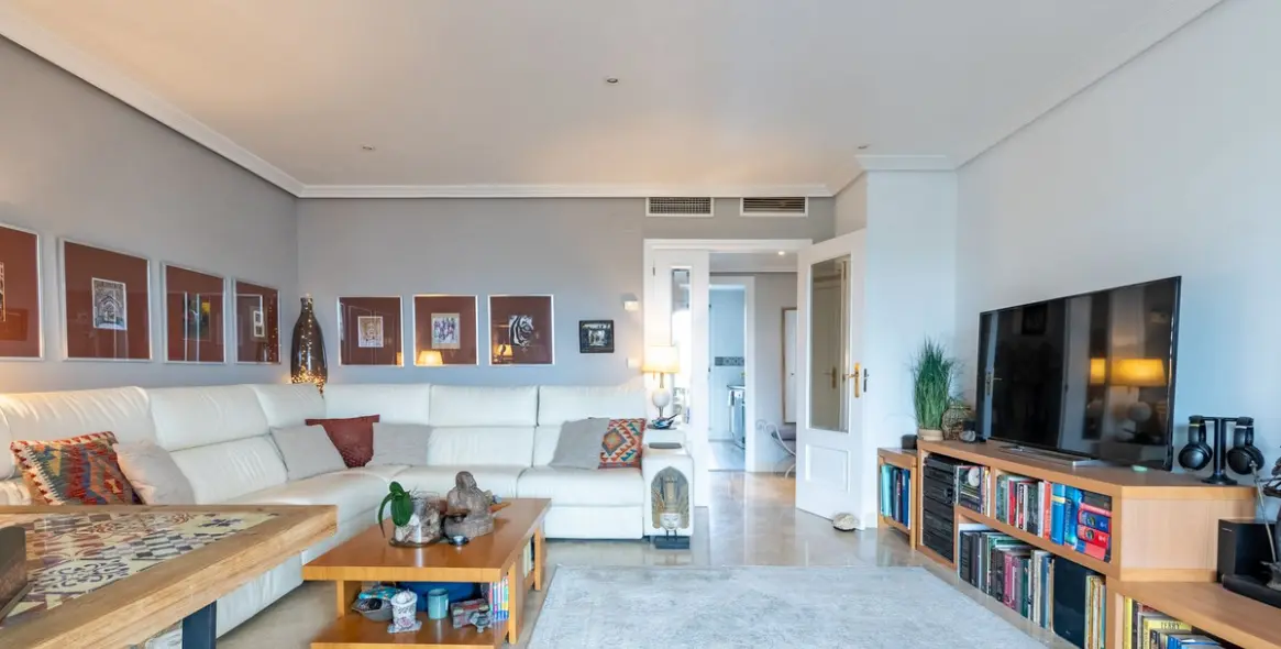 Venta de apartamento en planta media en Estepona 17