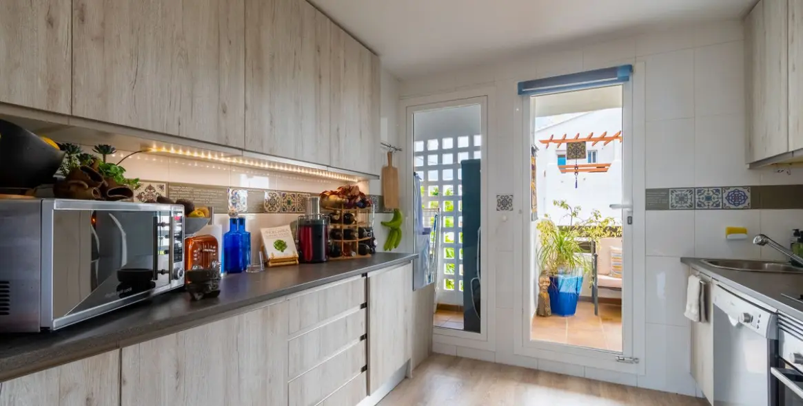 Venta de apartamento en planta media en Estepona 18