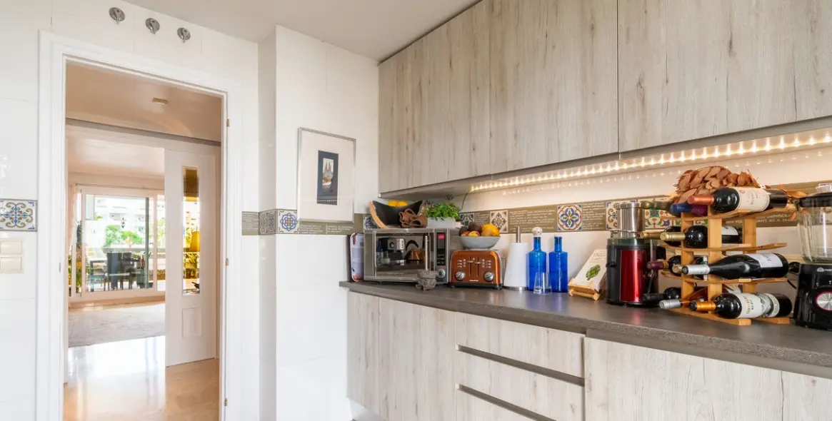 Venta de apartamento en planta media en Estepona 20