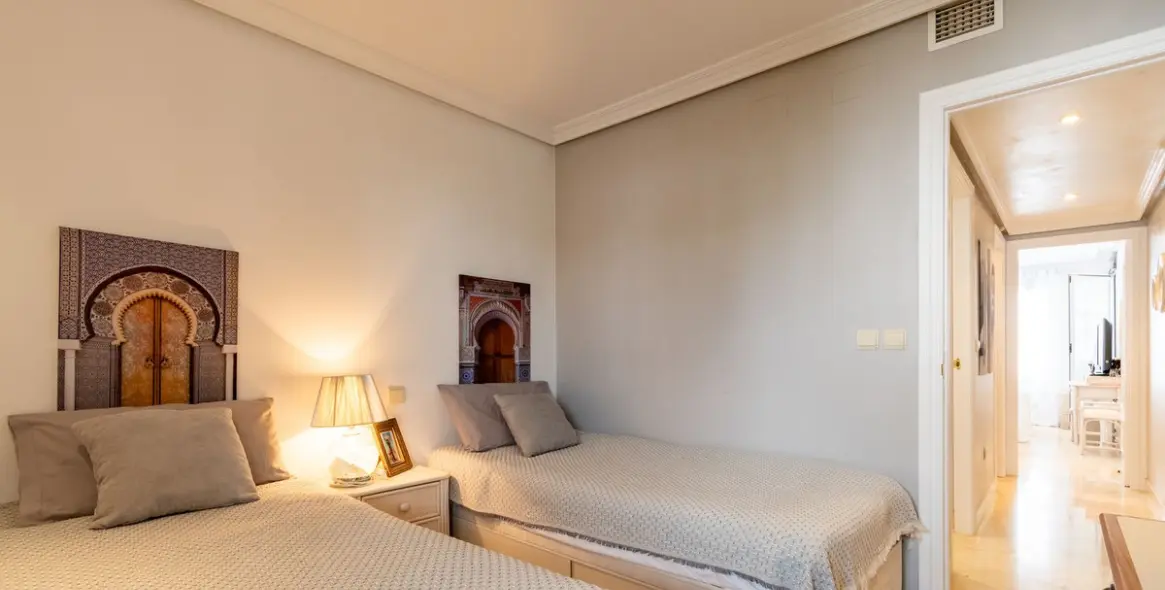 Venta de apartamento en planta media en Estepona 22