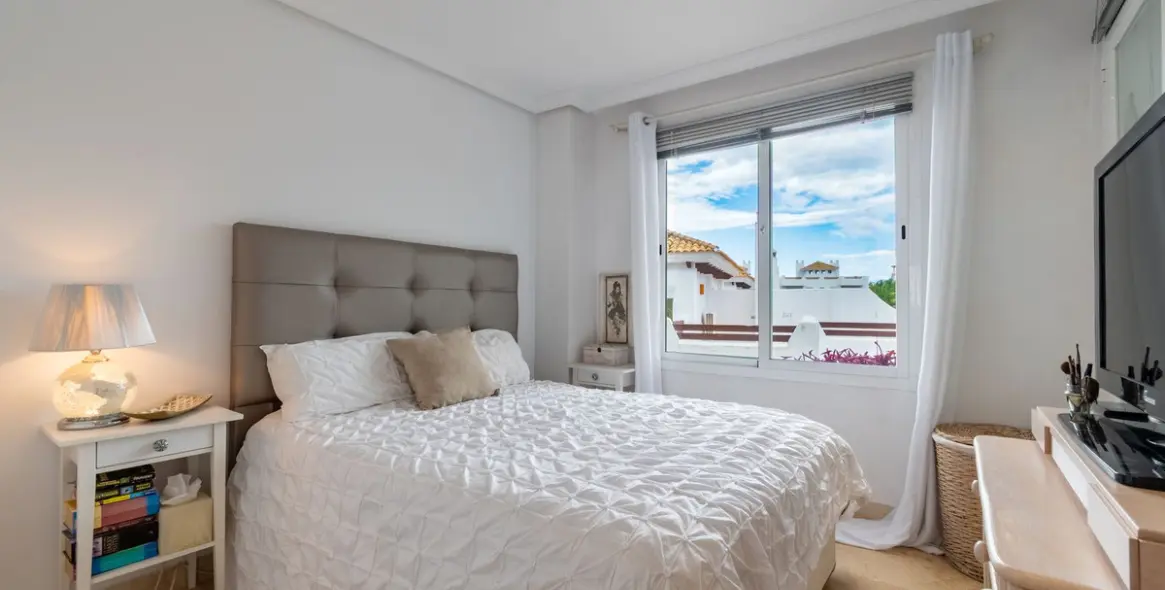 Venta de apartamento en planta media en Estepona 29