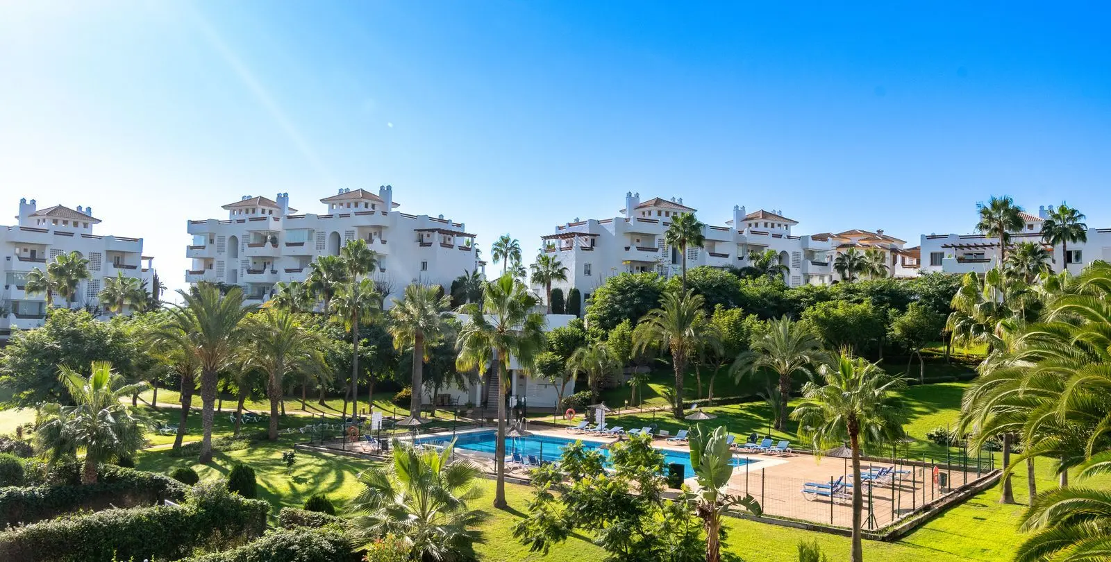 Продажа апартаментов на среднем этаже в Estepona 1