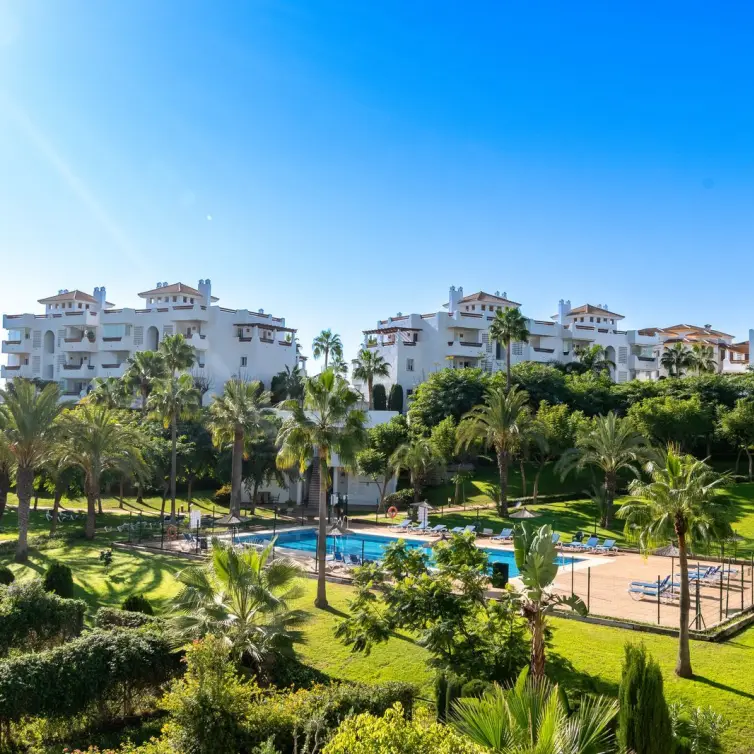 Продажа апартаментов на среднем этаже в Estepona