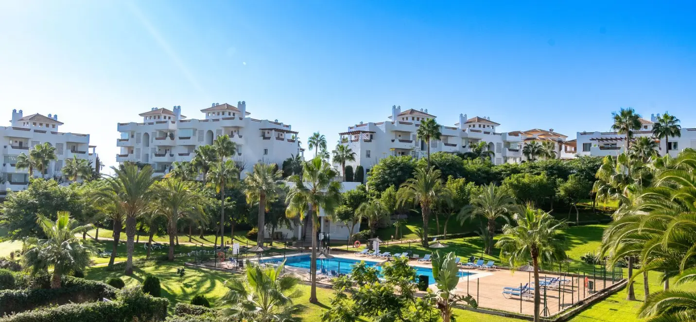 Продажа апартаментов на среднем этаже в Estepona 0