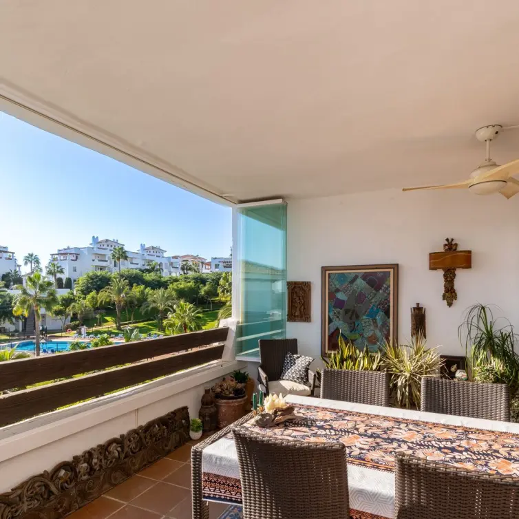 Продажа апартаментов на среднем этаже в Estepona