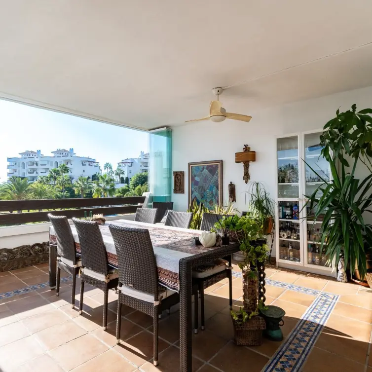 Продажа апартаментов на среднем этаже в Estepona