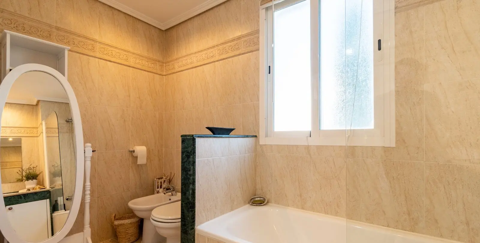Продажа апартаментов на среднем этаже в Estepona 6