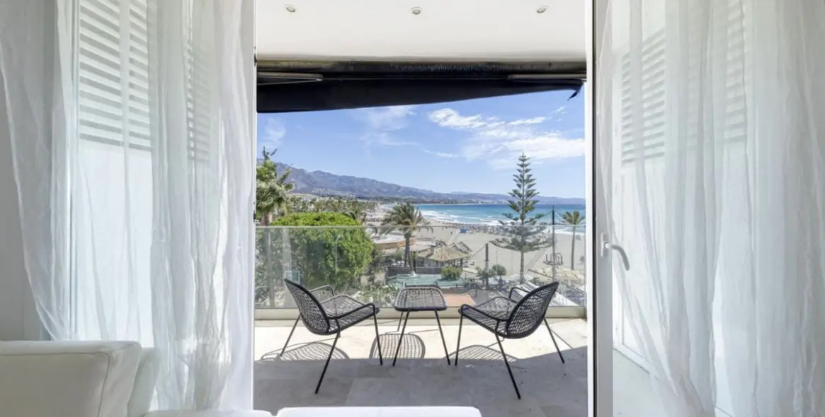 Sale of middle floor apartment in Puerto Banús 1