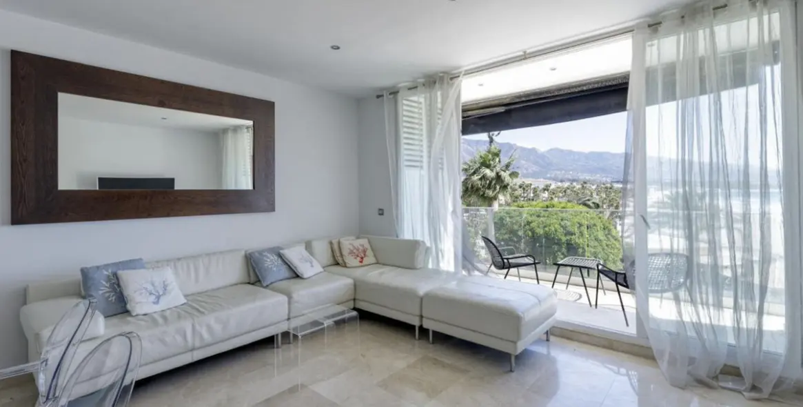 Sale of middle floor apartment in Puerto Banús 2