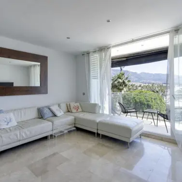 Sale of middle floor apartment in Puerto Banús