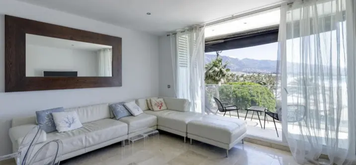 Sale of middle floor apartment in Puerto Banús 1
