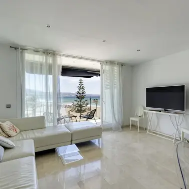 Sale of middle floor apartment in Puerto Banús