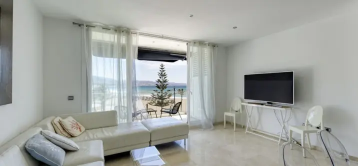 Sale of middle floor apartment in Puerto Banús 2