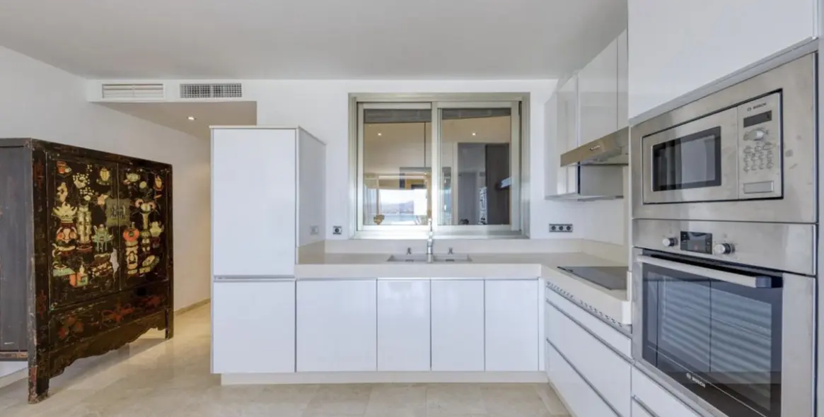 Sale of middle floor apartment in Puerto Banús 4