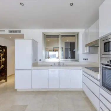 Sale of middle floor apartment in Puerto Banús
