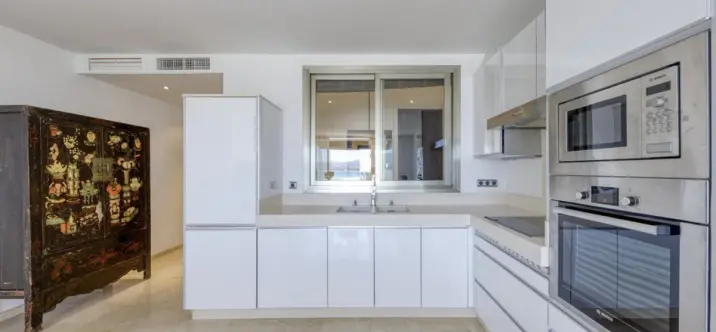 Sale of middle floor apartment in Puerto Banús 3