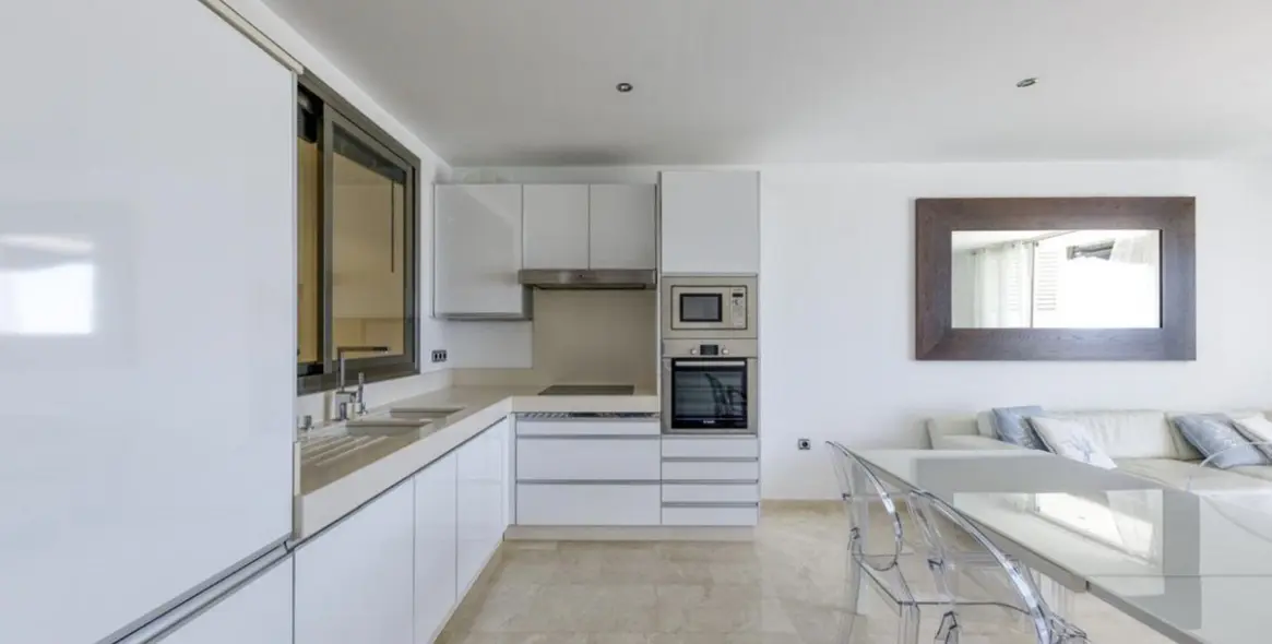 Sale of middle floor apartment in Puerto Banús 5