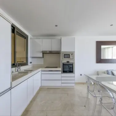 Sale of middle floor apartment in Puerto Banús