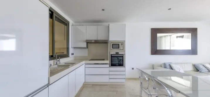 Sale of middle floor apartment in Puerto Banús 4