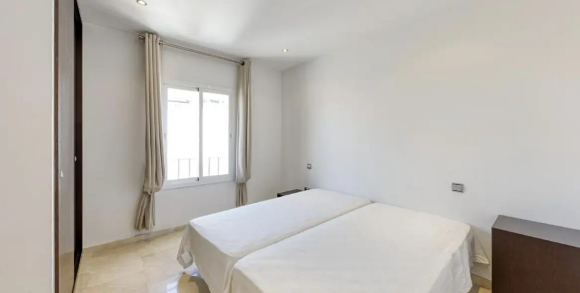 Sale of middle floor apartment in Puerto Banús 7