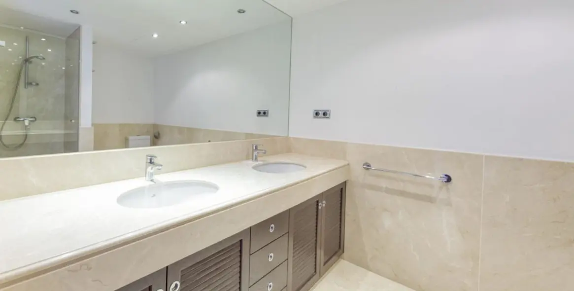 Sale of middle floor apartment in Puerto Banús 8
