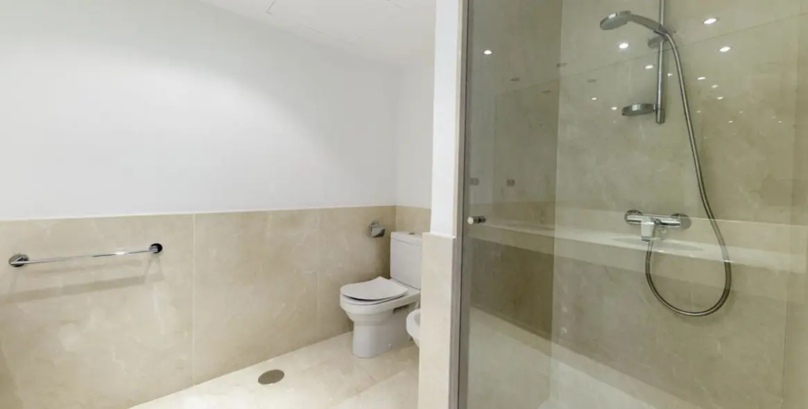 Sale of middle floor apartment in Puerto Banús 9