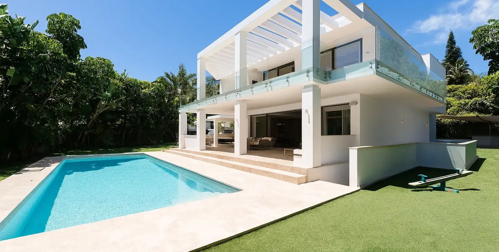 Sale of detached villa in La Quinta 2