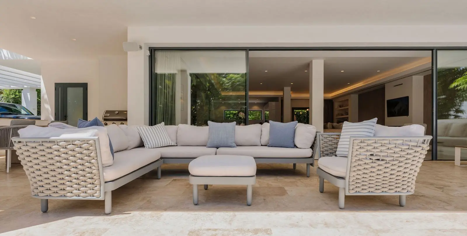 Sale of detached villa in La Quinta 5