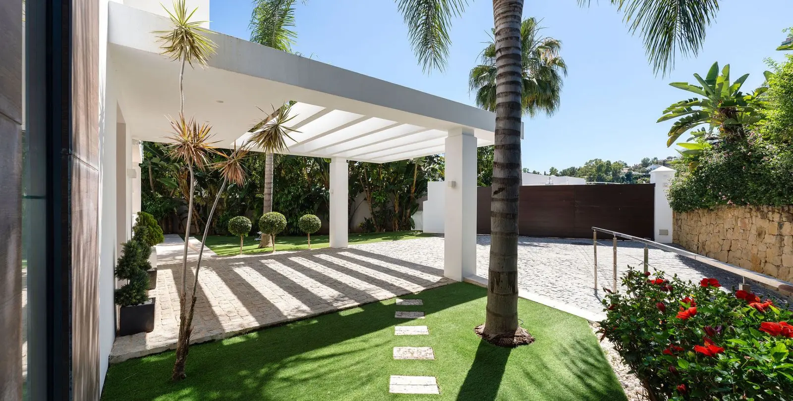 Sale of detached villa in La Quinta 19