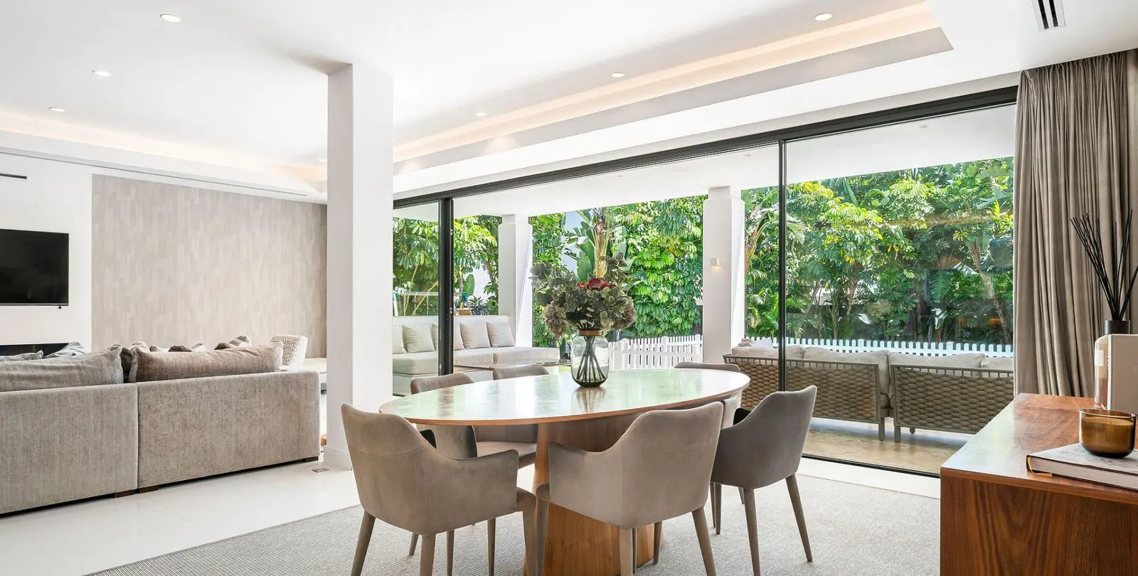 Sale of detached villa in La Quinta 51