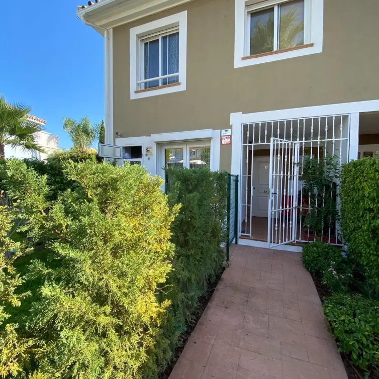 Long-term rent of townhouse in New Golden Mile