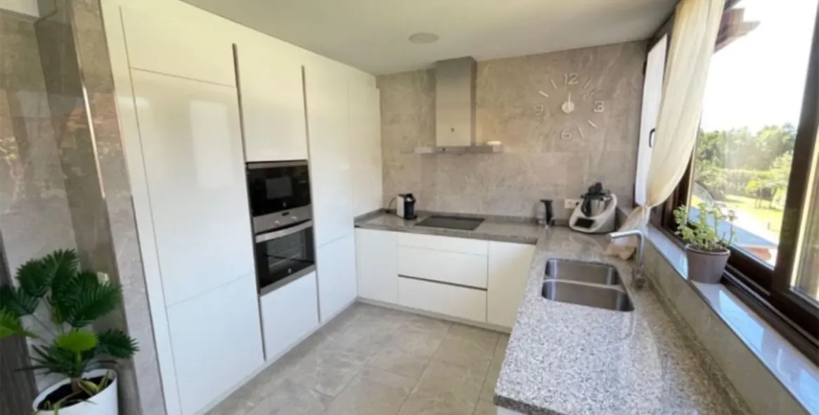 Продажа апартаментов на среднем этаже в Marbella 5