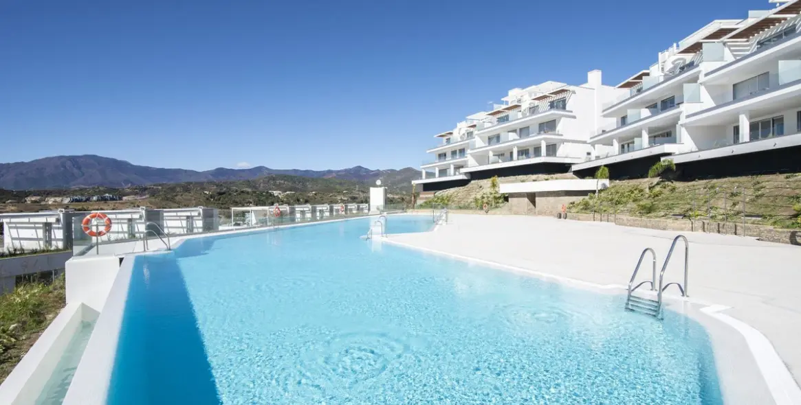 Продажа двухуровневого пентхауса в New Golden Mile 1