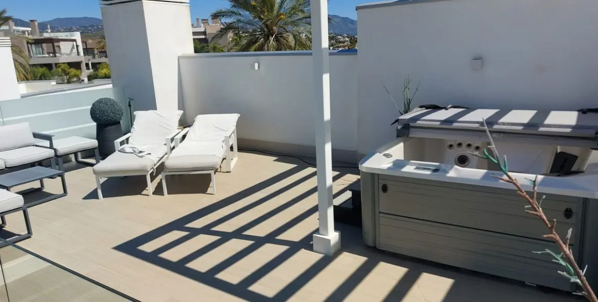 Продажа двухуровневого пентхауса в New Golden Mile 2