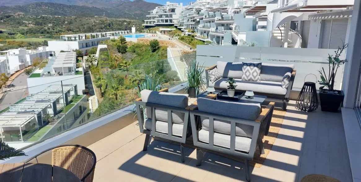 Продажа двухуровневого пентхауса в New Golden Mile 4