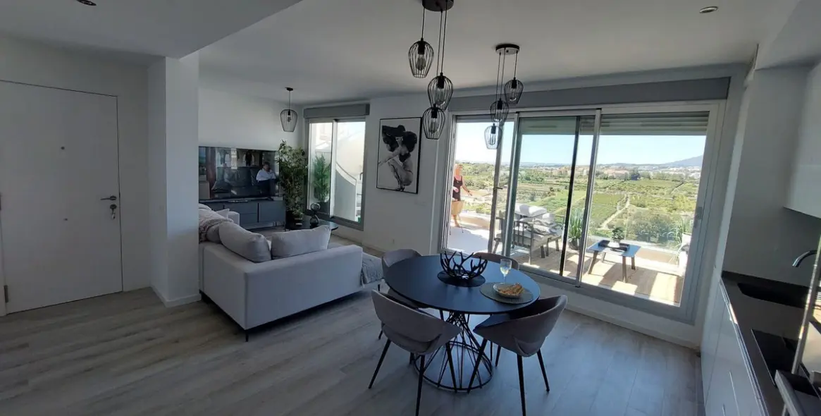 Продажа двухуровневого пентхауса в New Golden Mile 6