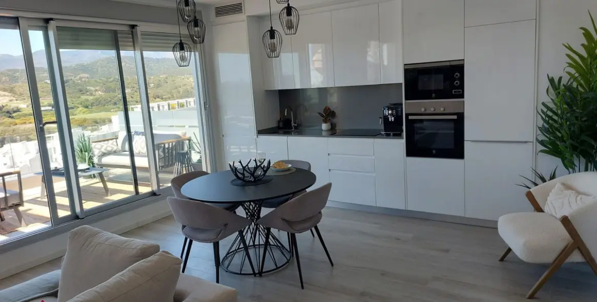 Продажа двухуровневого пентхауса в New Golden Mile 7