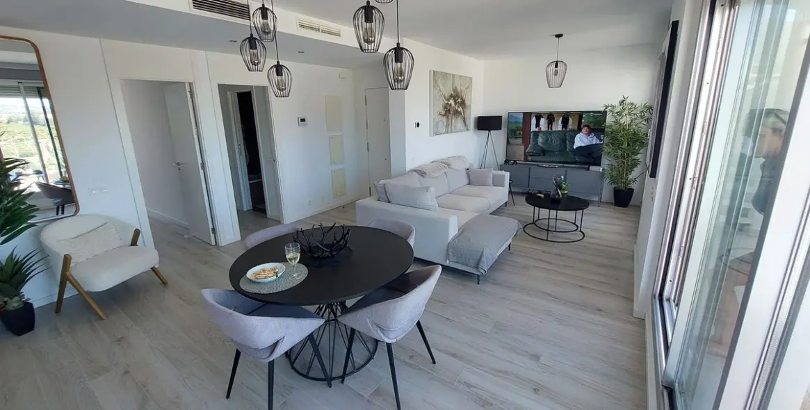 Продажа двухуровневого пентхауса в New Golden Mile 8