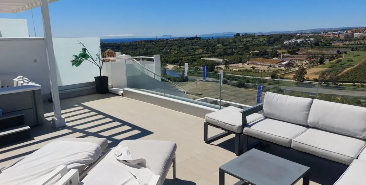 Продажа двухуровневого пентхауса в New Golden Mile 10