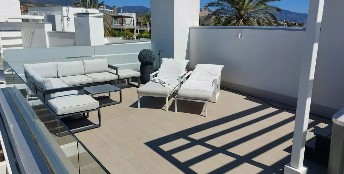 Продажа двухуровневого пентхауса в New Golden Mile 11