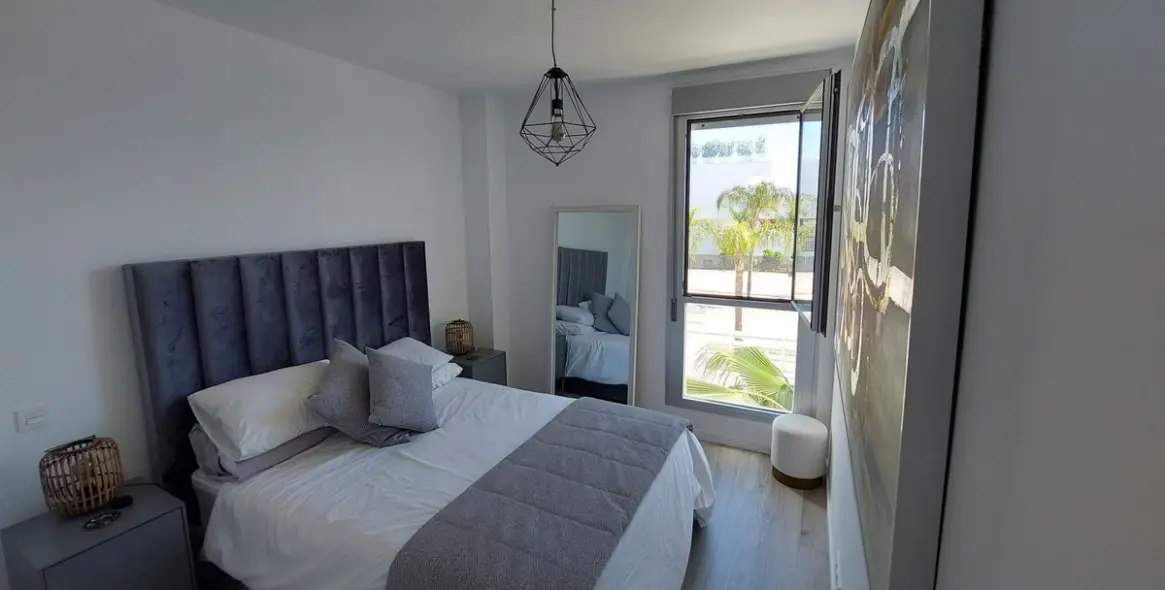 Продажа двухуровневого пентхауса в New Golden Mile 19