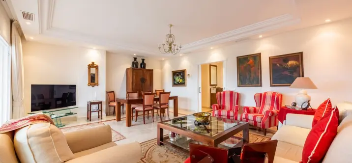 Venta de apartamento en planta media en Nueva Andalucía 3