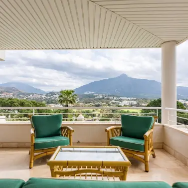 Venta de apartamento en planta media en Nueva Andalucía