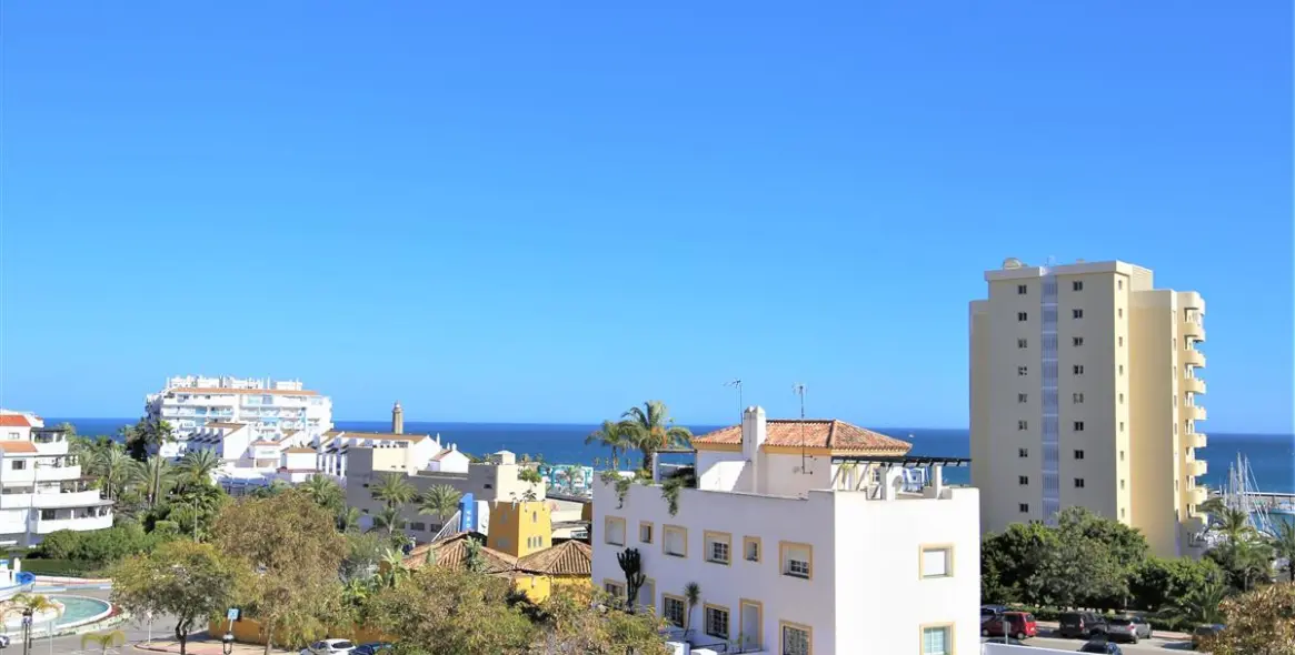 Short-term rent of middle floor apartment in Estepona 1