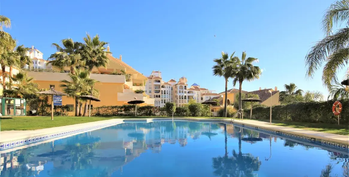 Short-term rent of middle floor apartment in Estepona 2