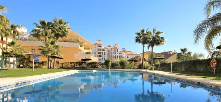 Short-term rent of middle floor apartment in Estepona 1