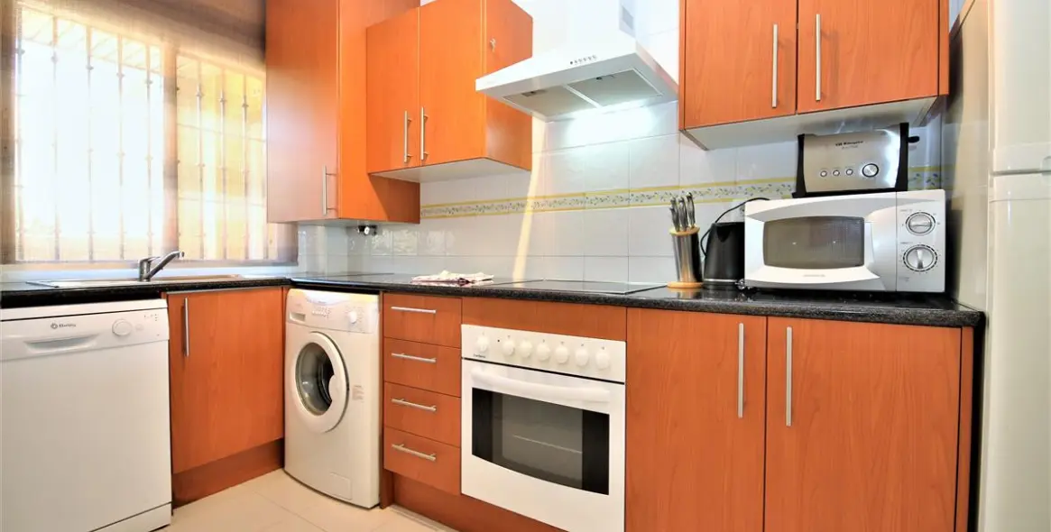 Short-term rent of middle floor apartment in Estepona 6