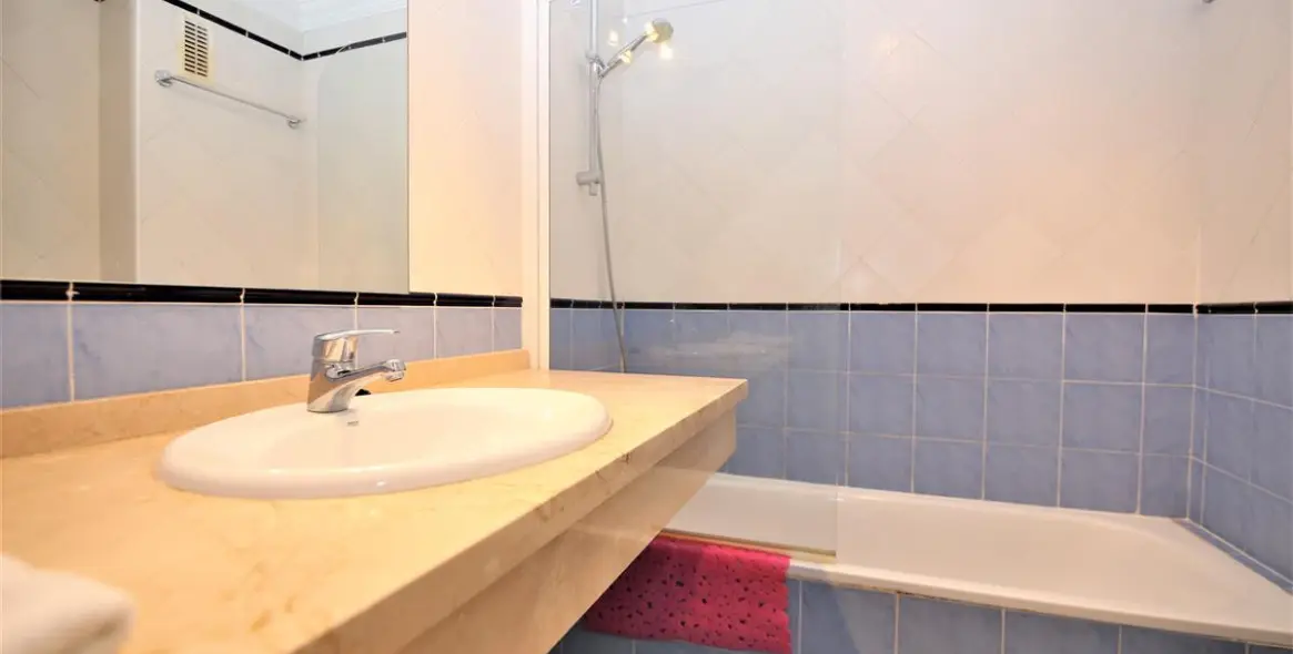 Short-term rent of middle floor apartment in Estepona 7