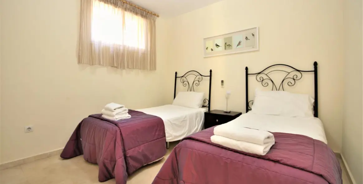 Short-term rent of middle floor apartment in Estepona 8